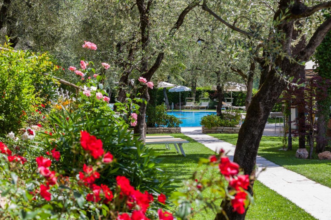 Hotel Continental - Tonelli Hotels Torbole Sul Garda Екстер'єр фото