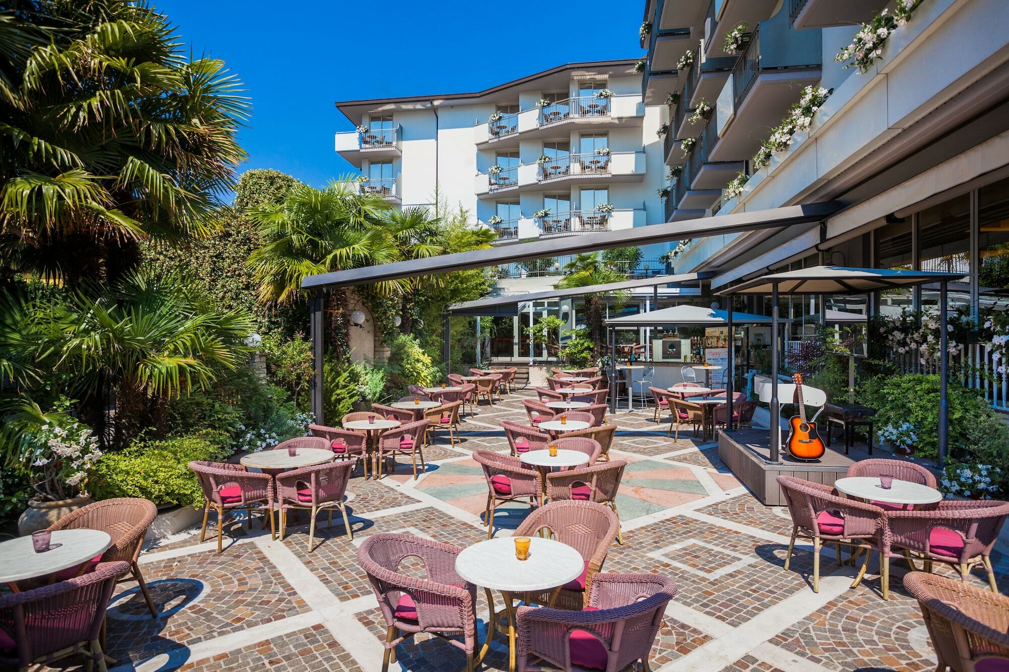 Hotel Continental - Tonelli Hotels Torbole Sul Garda Екстер'єр фото